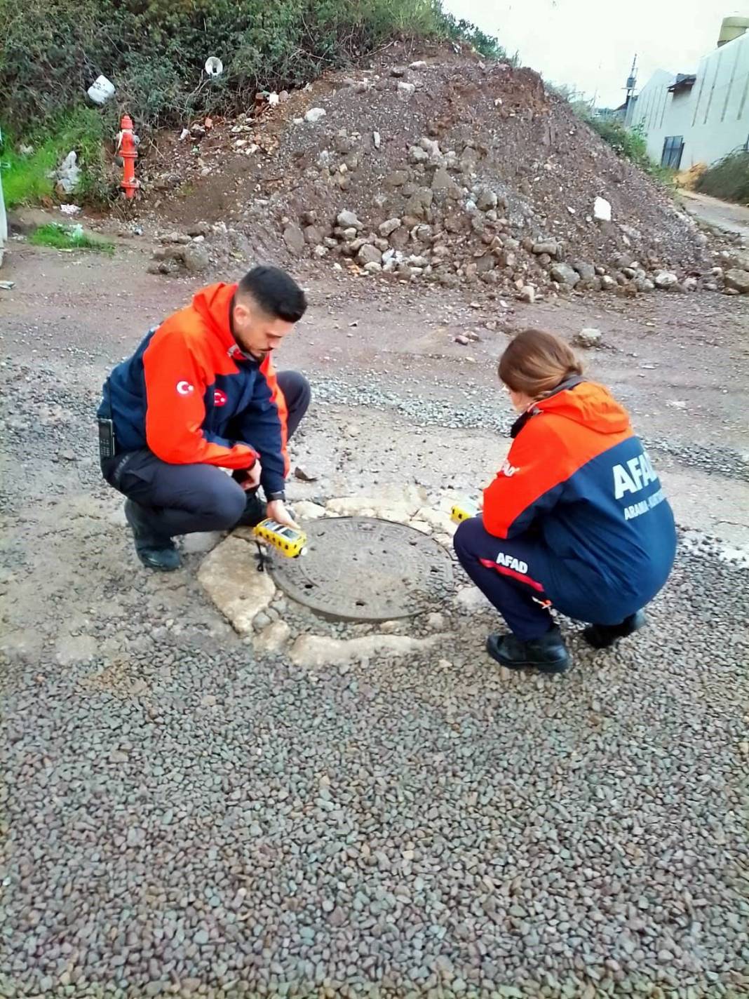 O kentte korkutan anlar: Rögardan mavi renkli su fışkırdı! AFAD ekipleri 'Acil' koduyla bölgeye intikal etti 4